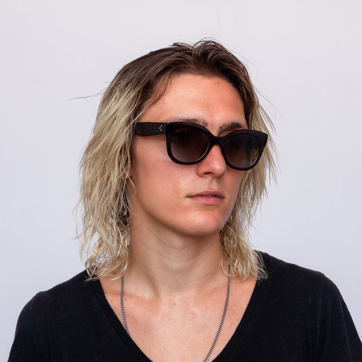 Jaxy Solstice Round sunglasses — side view #Color_Brown