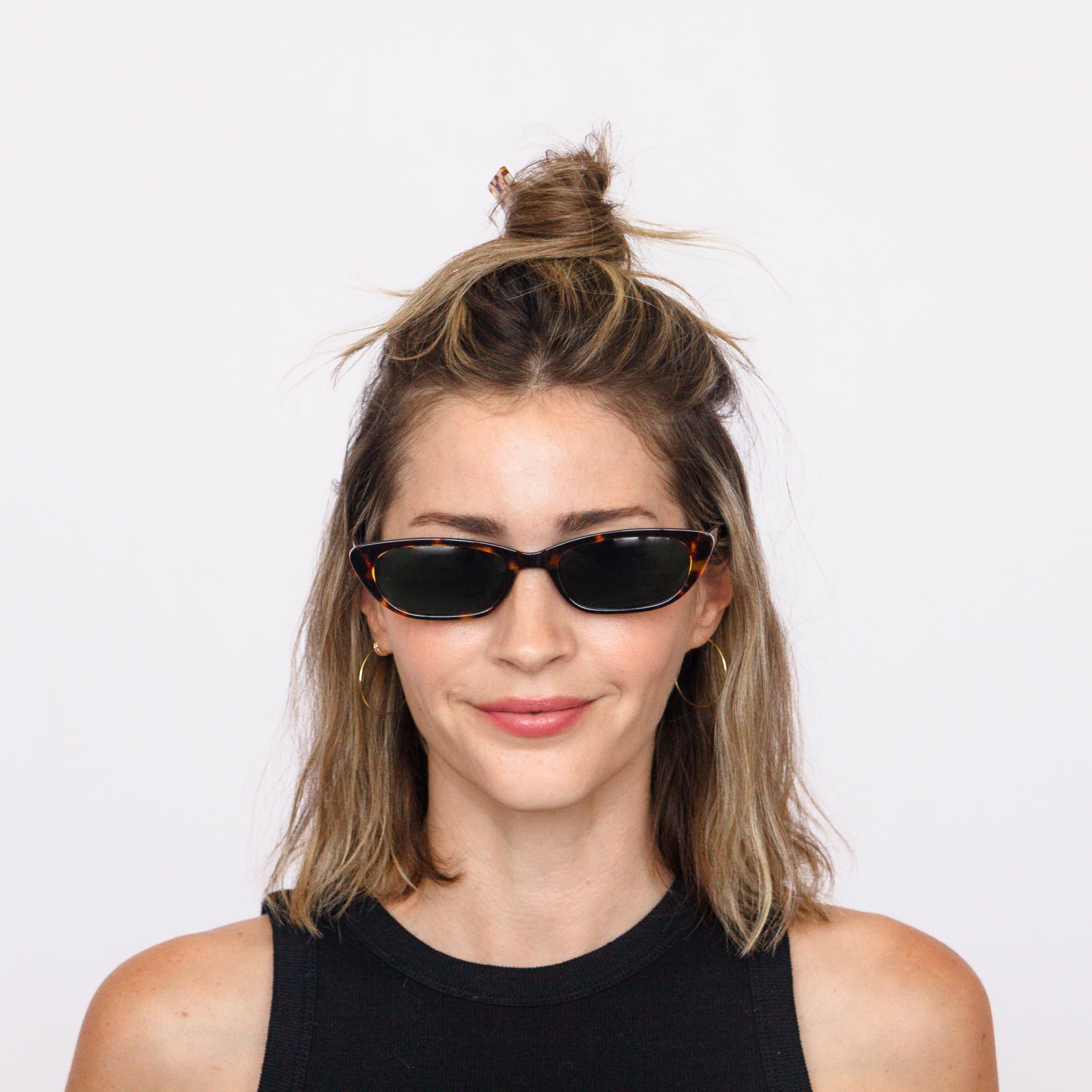 Jaxy Eyewear Dynasty – sunglasses worn by a model