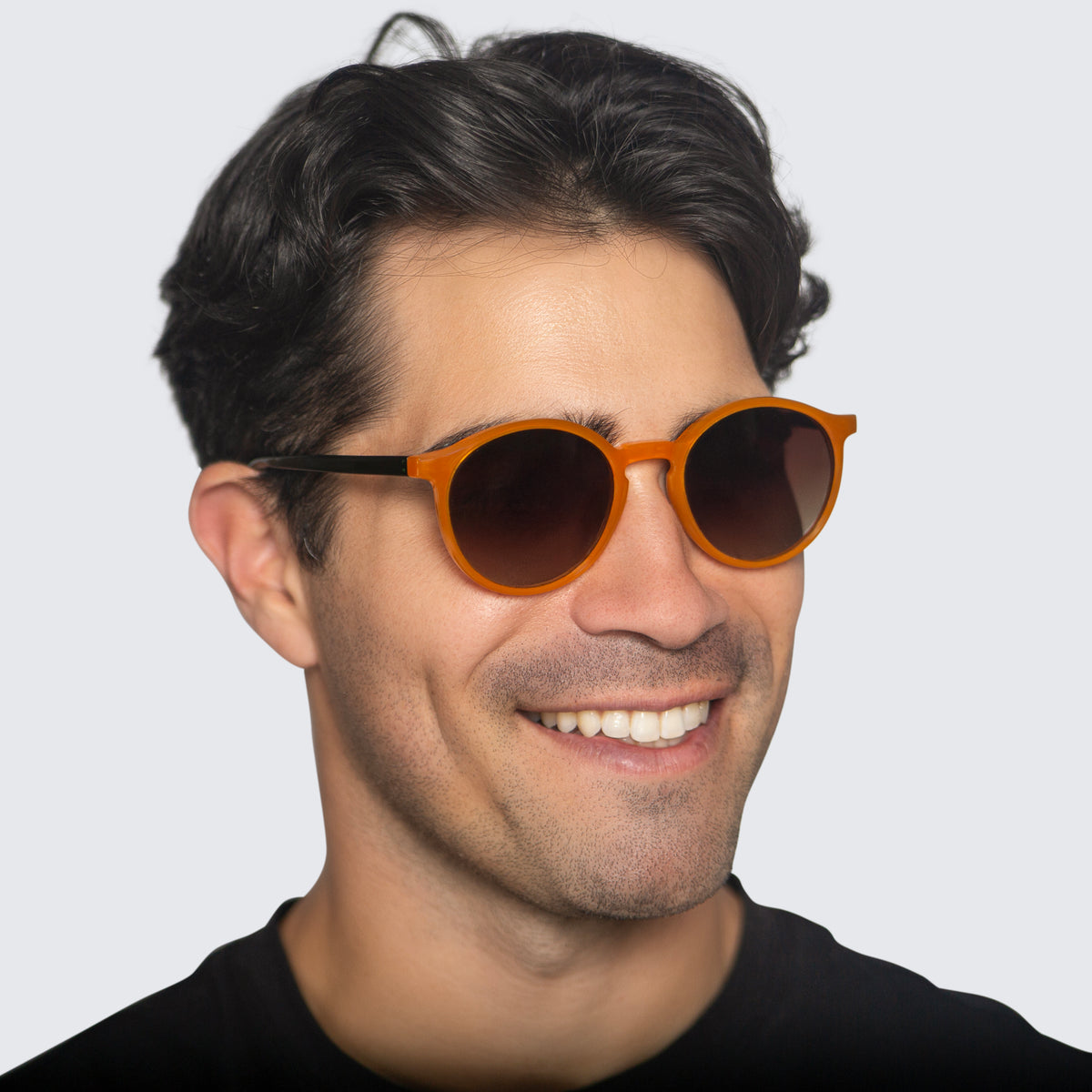 Jaxy Lennon Round sunglasses — worn view #Color_Rust/Green
