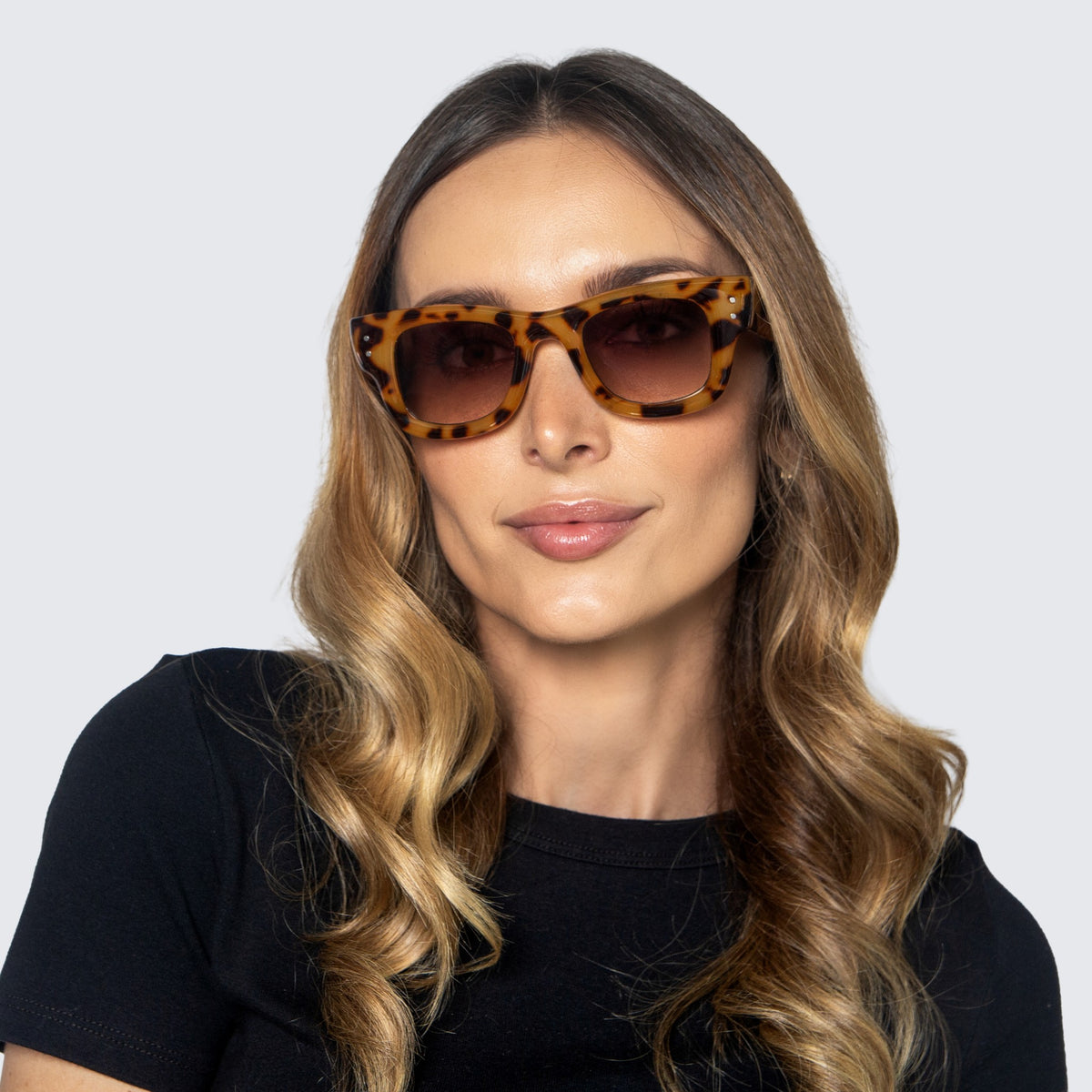 Jaxy District Square sunglasses — worn view #Color_Amber/Tortoise