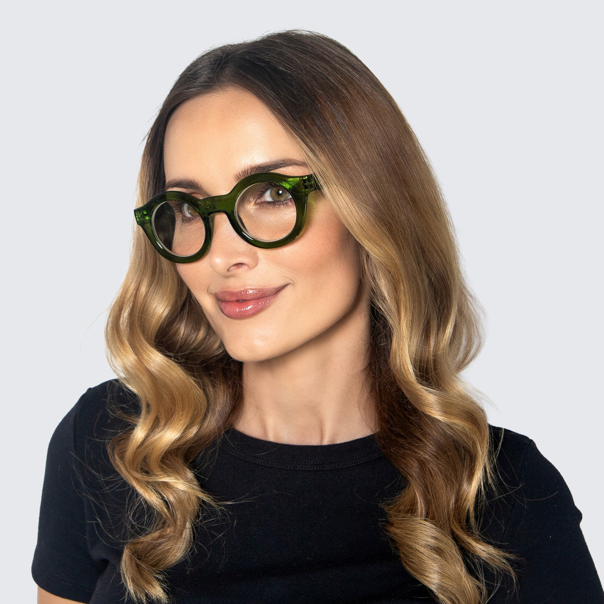 Jaxy Footnote Round sunglasses — worn view #Color_Green