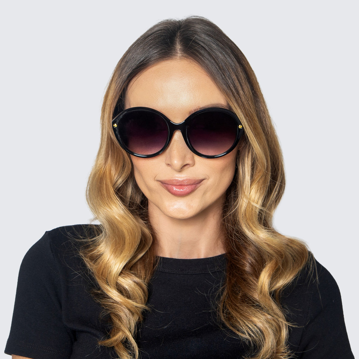 Jaxy Cabaret Round sunglasses — worn view #Color_Black