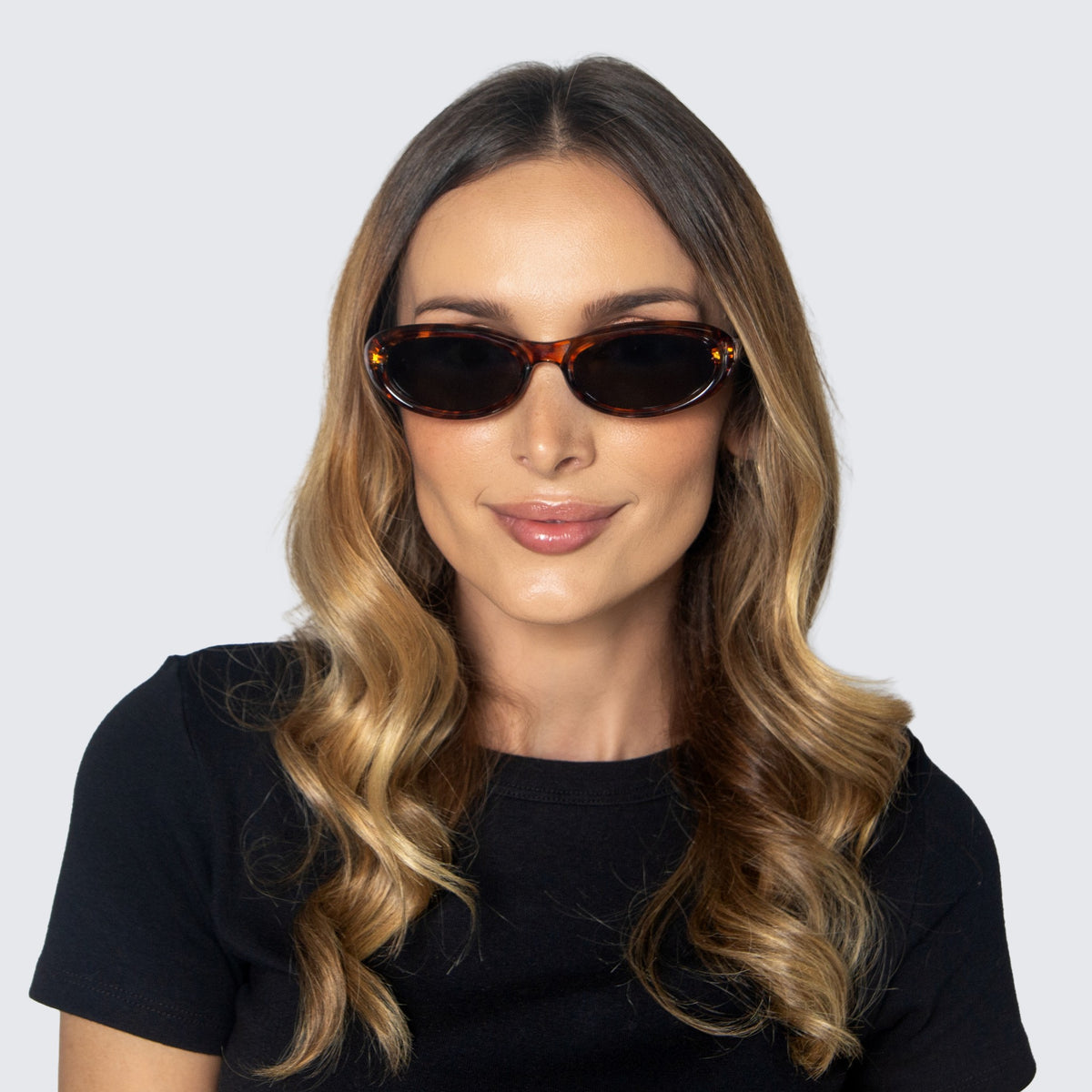 Jaxy Postcard Oval sunglasses — worn view #Color_Tortoise