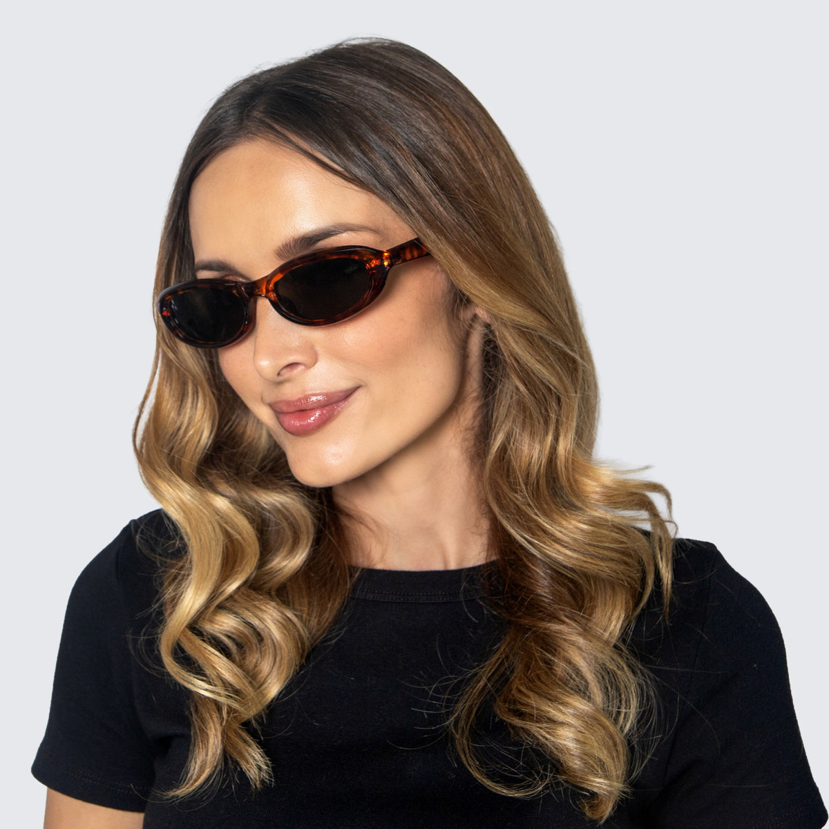 Jaxy Postcard Oval sunglasses — worn view #Color_Tortoise